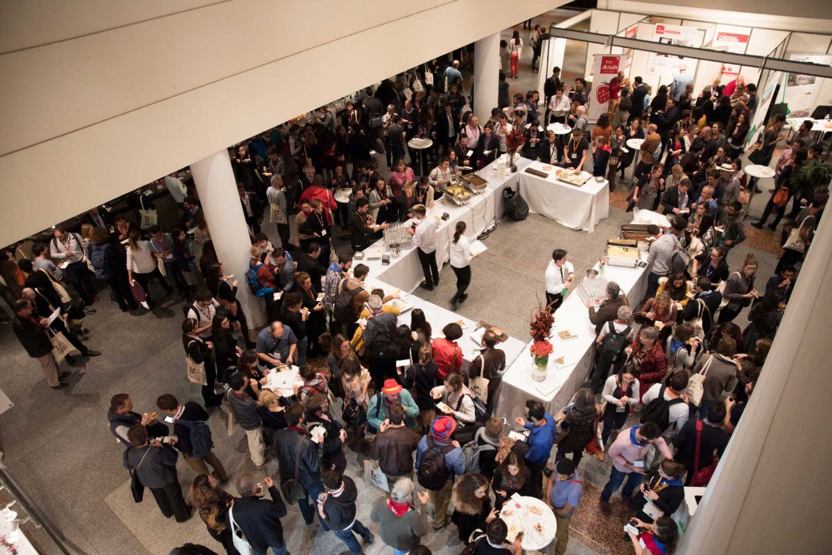 Généralistes enseignants réunis autour du buffet du Congrès CNGE