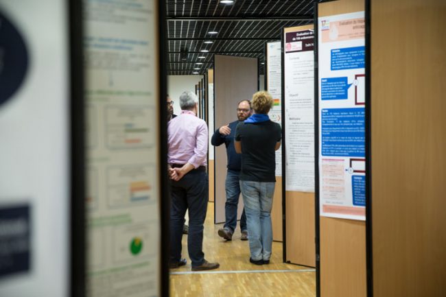 médecins expliquant leur communication affichée commentée